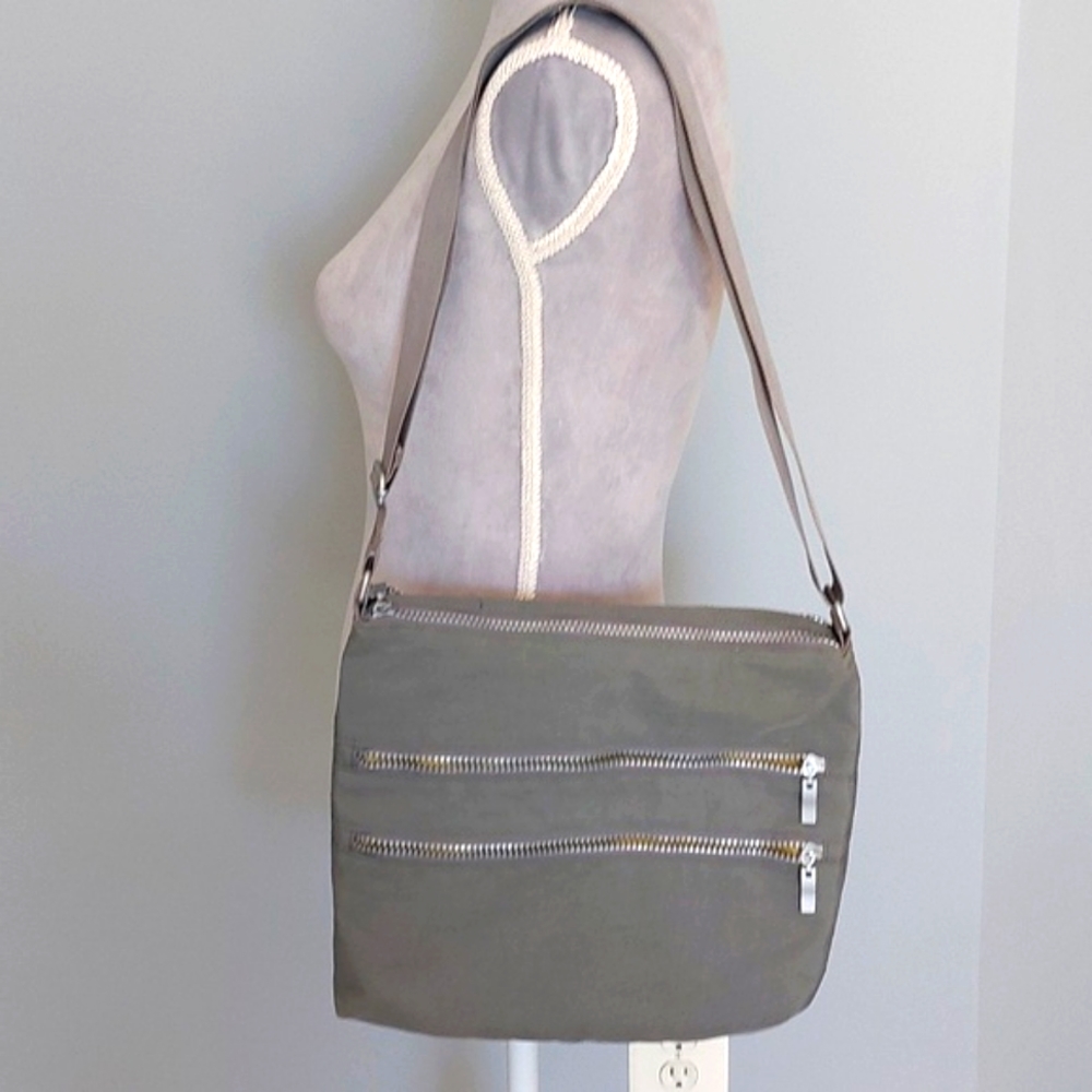 Easy Spirit gray lightweight nylon zippered convertible travel purse.